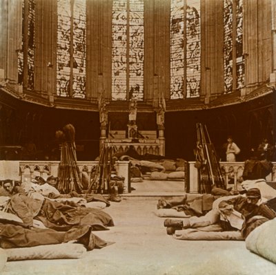 Helyettes laktanya egy templomban, Marne, Észak-Franciaország, 1914. alkotó: Unbekannt
