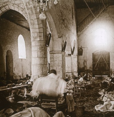 Helyettesített kórház egy templomban, Marne, Észak-Franciaország, 1914 alkotó: Unbekannt