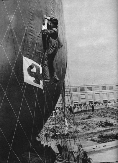 A léggömb hálójának beállítása a kosár rögzítése előtt, c1935 c1937 alkotó: Unbekannt