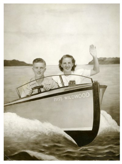 Férfi és nő a "Miss Wildwood" nevű csónakban 1940 körül (fotó) alkotó: Unbekannt