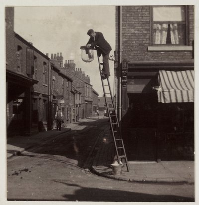 Férfi gáz utcai lámpát takarít, 1905 alkotó: Unbekannt
