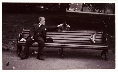 Férfi a padon, 1920-ban Pillanatfelvétel egy padon ülő, galambokat etető férfiról, amelyet egy ismeretlen fotós készített 1920 körül. alkotó: Unbekannt