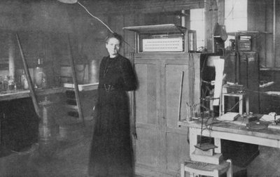 Marie Curie lengyel származású francia fizikus laboratóriumában, 1912-ben alkotó: Unbekannt