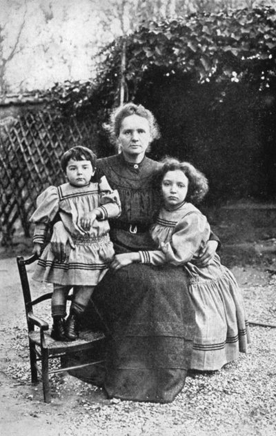 Marie Curie, lengyel származású francia fizikus, lányaival, Eve-vel és Irene-vel, 1908 alkotó: Unbekannt