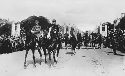 Foch és Joffre marsallok a nagy győzelmi felvonuláson, Párizs, Franciaország, 1919. július 14. alkotó: Unbekannt