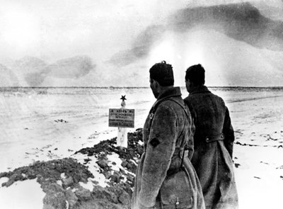 Orosz katonák tömegsírja, Sztálingrádi front, Oroszország, 1943. január alkotó: Unbekannt
