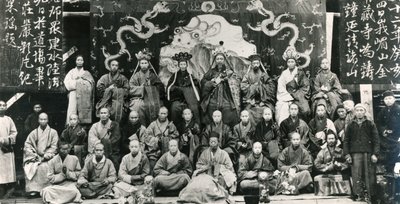 A buddhista kolostor elöljáróinak találkozója Kínában, a XIX. század végén (f/w fotó) alkotó: Unbekannt
