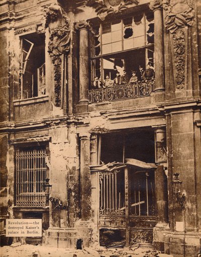 A népi tengerészgyalogos hadosztály tagjai a városi palota erkélyén, 1918. december, 1918., 193. alkotó: Unbekannt