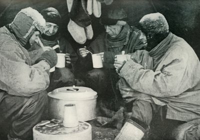 A sarki párt tagjai étkeznek a táborban, 1911, 1913 alkotó: Unbekannt