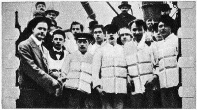 A Titanic legénységének tagjai mentőmellényben, 1912 alkotó: Unbekannt