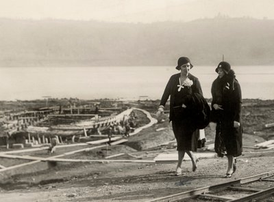 Millicent Veronica Willison, William Randolph Hearst felesége, meglátogatja az ókori római hajók Nemi-tóból való kiemelését célzó munkát, 1930 körül (f/w fotó) alkotó: Unbekannt