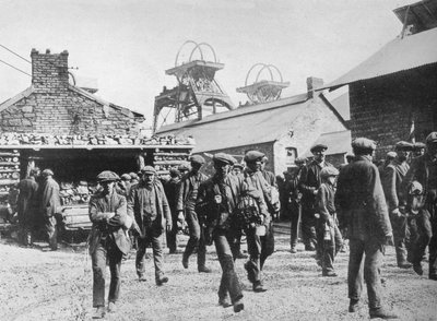 A bányászok a sztrájk felmondásának lejárta után, 1915 után elhagyják a bányászokat alkotó: Unbekannt