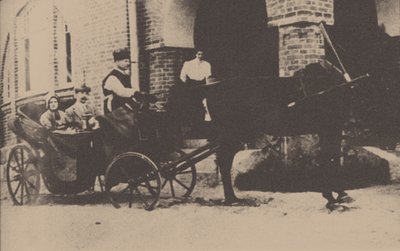 Moura Budberg első férjével, von Benckendorffal egy hintón észt birtokukon, 1912 alkotó: Unbekannt