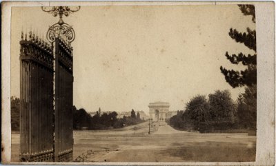 Párizs városa (1871): kilátás a Porte Maillot-ra és a Diadalívre. Névtelen fotózás. Nyomtatás kartonra Dim. 17x8 cm alkotó: Unbekannt
