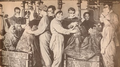 Töltés közben légzőkészüléket viselő hadimunkások Trinitrotoluol T.N.T., c1916, 19 alkotó: Unbekannt