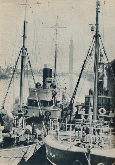 Tengerészeti vonóhálós hajó, HMS Liffy egy Grimsby halászhajó mellett Grimsby Docksban, 1937 alkotó: Unbekannt