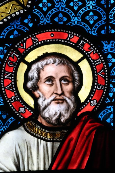 Notre-Dame Saint-Lazare főiskolai templom, ólomüveg ablak, Szent Péter, Avallon, Franciaország alkotó: Unbekannt