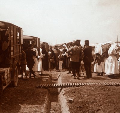 Ápolók és Vöröskereszt mentőautók, c1914-c1918 alkotó: Unbekannt