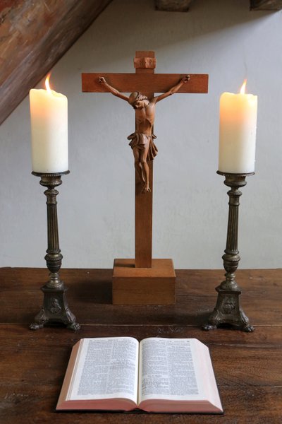 Obersteinbach, Bas-Rhin, Franciaország, 2014.05.29. - Gyertyák, feszület és Biblia. evangélikus templom. alkotó: Unbekannt