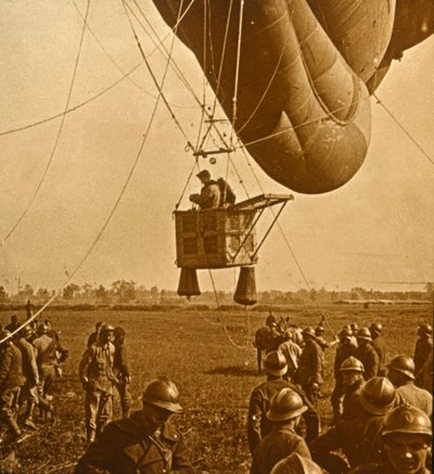 Ellenséges állások megfigyelése egy léggömbről, c1914-c1918 alkotó: Unbekannt