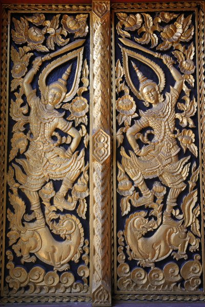 Díszes templomajtó a Wat Chedi Luangban, Chiang Mai államban. Thaiföld alkotó: Unbekannt