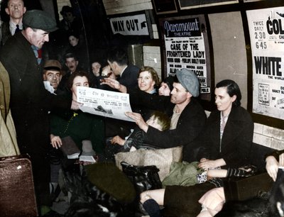 Papírárus lent a metróban, London, 1940 körül alkotó: Unbekannt