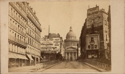 Paris Commune (1871): kilátás a Pantheonra és a rue Soufflot-ra (nagy hirdetőtáblák hirdetik a Maison de la rue du Pont Neuf-ot). Névtelen fotózás. Nyomtatás kartonra Méret 10x6 cm alkotó: Unbekannt