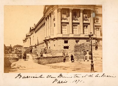 Paris Commune (1871): kilátás a Place de la Concorde barikádjára a Tengerészeti Minisztérium (Hotel de la Marine vagy egyben Hotel du Garde Meuble) előtt Párizsban. Névtelen fotózás. Nyomtatás kartonra Dim. 22x14 cm alkotó: Unbekannt