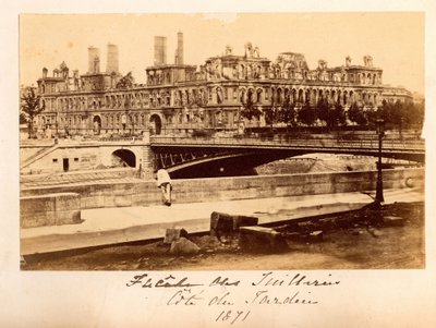 Paris Commune (1871): az Arcole híd és a Hotel de Ville képe az 1871. májusi tűzvész után. Névtelen fényképezés. Nyomtatás kartonra alkotó: Unbekannt