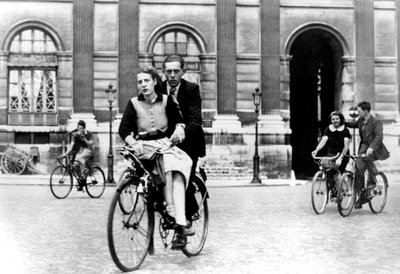 Biciklivel utazó párizsiak, a németek által megszállt Párizs, 1940. július alkotó: Unbekannt