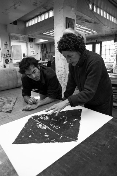 Pascal Gauvard, a Pasnic gravírozóműhely társalapítója, Annie-Paule Thorel francia festő. Egy nyomat elemzése. Pasnic gravírozó műhely Párizsban 2009-ben. alkotó: Unbekannt