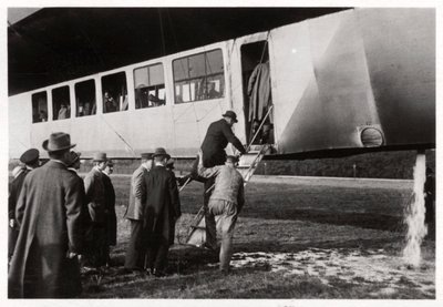 Utasok felszálló Zeppelin LZ 11 Viktoria Luise, c1912-1914 1933 alkotó: Unbekannt