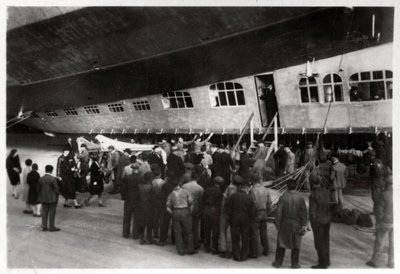 A Zeppelin LZ 127 Graf Zeppelinre felszálló utasok, 1933 alkotó: Unbekannt