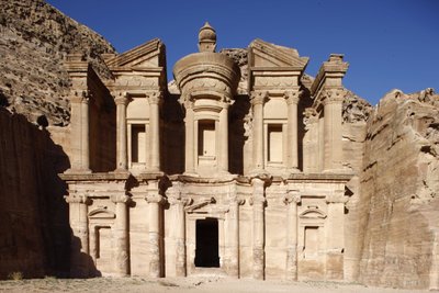 Petra régészeti lelőhely: Al-Dier, vagy a kolostor (a sír egykori használatáról kapta a nevét), a legnagyobb sír Petrában, Petrában, Jordanie alkotó: Unbekannt