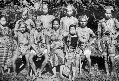 Fülöp-szigeteki lakosok ünnepi jelmezben, 1926 alkotó: Unbekannt