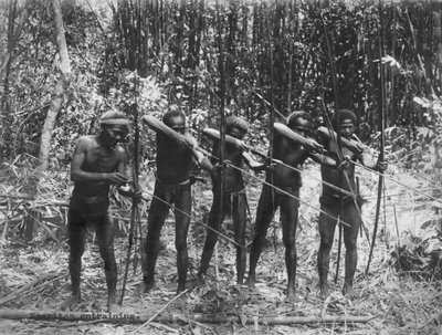 Fülöp-szigetek: 1890 körül a Negrito törzs férfi tagjai, akik megmutatják vadásztudásukat (f/w fotó) alkotó: Unbekannt