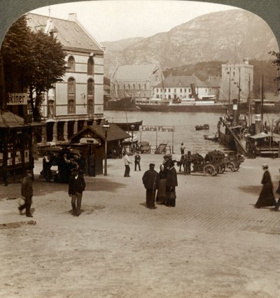 Festői régi erőd Bergenhus, a modern város térről, Bergen, Norvégia, 1905. alkotó: Unbekannt