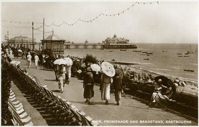 Móló, sétány és bandand, Eastbourne, Sussex, 1920-as évek alkotó: Unbekannt