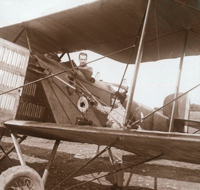 Pilóta kétfedelű repülőgépen, c1914-c1918 alkotó: Unbekannt