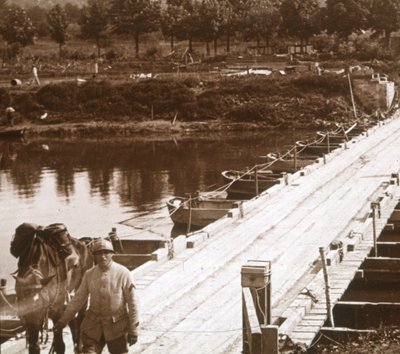 Pontonhíd az Aisne folyón Venizelnél, Aisne, Franciaország, 1914-c1918 alkotó: Unbekannt
