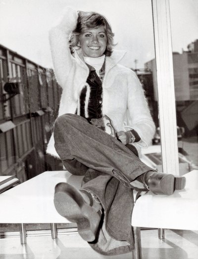 Portré az ausztrál énekesnőről és komikusról, Olivia Newton Johnról (sz. 1949), London, 1975.05.23. (f/w fotó) alkotó: Unbekannt