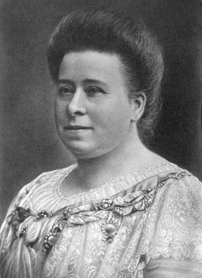 Valószínűleg Walter Nurnberg nagymamájának női portréja, Németország 1910 NURNBERGI CSALÁDI FOTÓK: 12x17 cm, műteremportré retusált nőről, valószínűleg Nürnberg nagymamája C1910 Walter Nurnberg fényképe (1907-1991) alkotó: Unbekannt