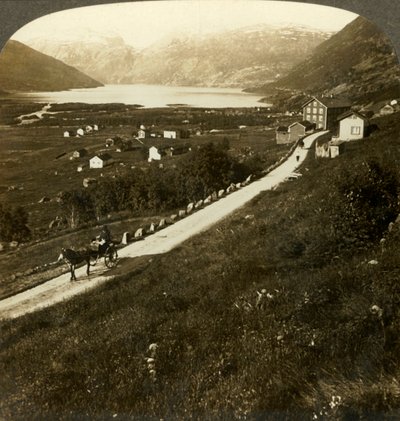 Csinos hegyfalú falu és Roldali-tó, Nyugat-Norvégiában, 1905-ben. alkotó: Unbekannt
