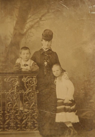 Jekatyerina Mihajlovna Jurjevszkaja hercegnő gyermekeivel, Georgijjal és Olgával, 1870-es évek vége – 1880-as évek eleje. alkotó: Unbekannt