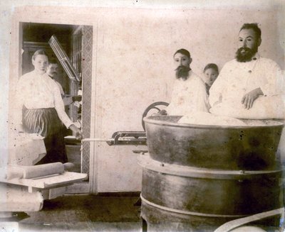 Ásványvizes sütemény gyártása, Yessentuki, Oroszország, 1900-as évek. alkotó: Unbekannt