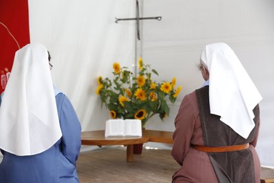Protestáns gyűlés Párizsban, Diakonisszák kápolnája, Párizs, Franciaország alkotó: Unbekannt