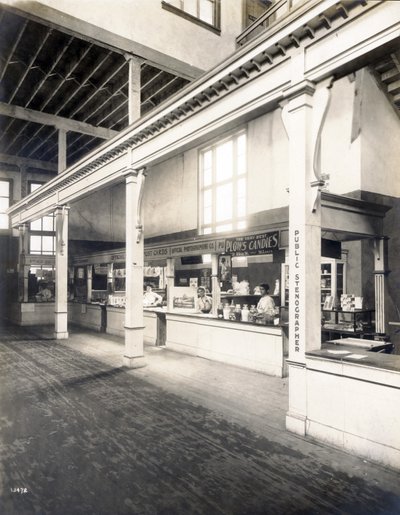 Nyilvános stand, képeslapokkal, cukorkákkal és nyilvános gyorsíró fülkével a Gyártmányok Palotájában az 1904 -es világkiállításon alkotó: Unbekannt