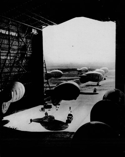 Gátlégballonok elhelyezése egy hangárban, 1943 alkotó: Unbekannt