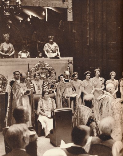 Erzsébet királynő úgy nézi, ahogy férjét megkoronázzák koronázásának napján, 1937-ben alkotó: Unbekannt
