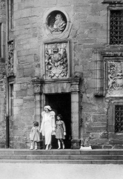 Erzsébet királynő Erzsébet és Margaret Rose hercegnőkkel, Glamis Castle, Skócia, 1937 alkotó: Unbekannt